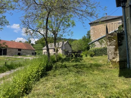 Chaumières en pierre rustique avec coin salon de jardin au Château de Vaux Morvan, gîte de charme en Bourgogne