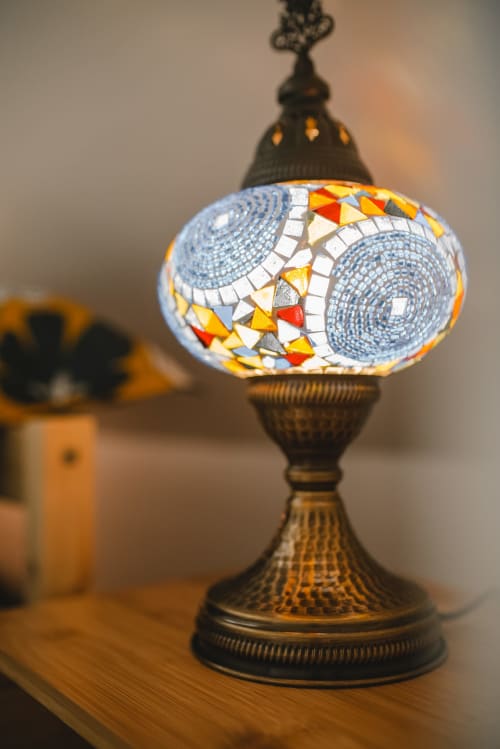 Lampe Tiffany en mosaïque ornée, aux carreaux de verre bleu et rouge sur socle en laiton, au cottage ART DE VOYAGER, Étretat