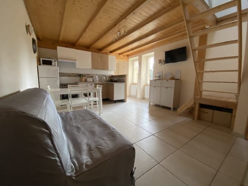 Le gîte Le Papillon du Cocon de Curson avec cuisine ouverte, chambre et plafond aux poutres apparentes à Chanos-Curson