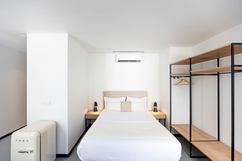 Quarto Standard moderno no hotel Porto com cama, mesas de cabeceira em madeira, ar condicionado e guarda-roupa embutido