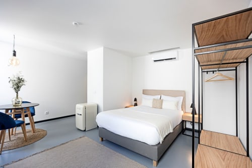 Quarto estúdio moderno no Benefit Collection Porto com cama, kitchenette, área de refeições e vista para a cidade