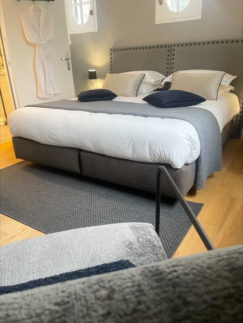 chambre d'hôtes Vendée les 15 chênes Puy du Fou chambre double supérieure peignoirs chaussons reposant calme vue piscine chauffée