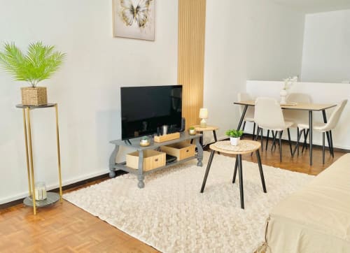 Séjour moderne avec téléviseur, table à manger et balcon avec vue sur la mer aux Maisons En Or, Cayenne