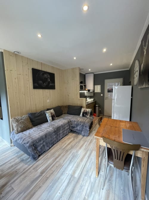 Chambre moderne à La Montagnette B&B à Moutiers avec lambris, lit d'angle, kitchenette et coin repas