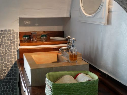 Wash basin in Burgundy stone - Girolles les Forges