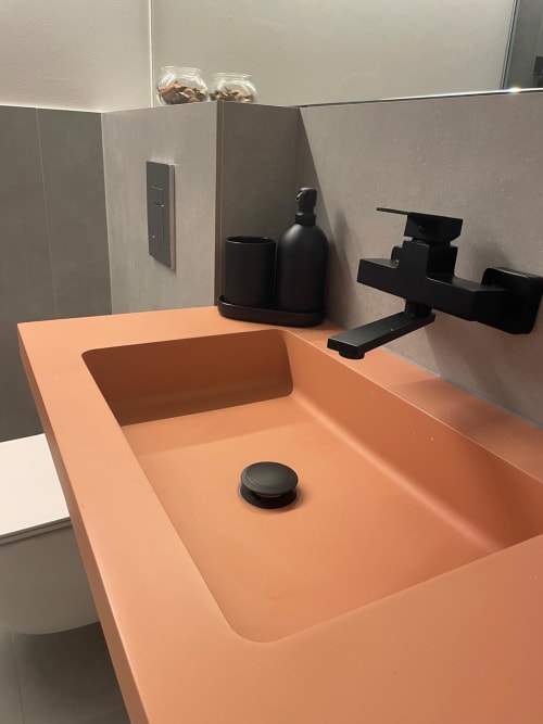 Lavabo modern color préssec amb griferia negra a l'Habitació Trepat de l'hotel butxaca L'Algars, Tarragona