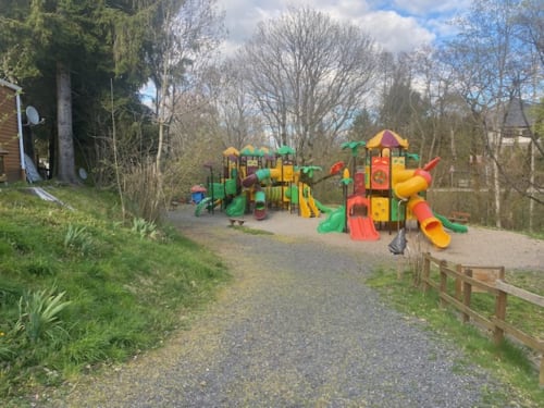 Aire de jeux colorée avec toboggans à la villa Le Relais de La Mirpe près de Bergerac, France