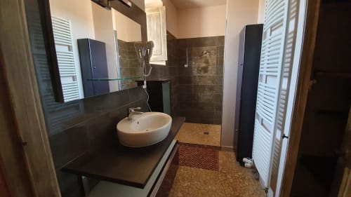 Badkamer aangrenzend aan de duiventilkamer van Gîte Jade, modern en licht, met inloopdouche en eigentijdse wastafel