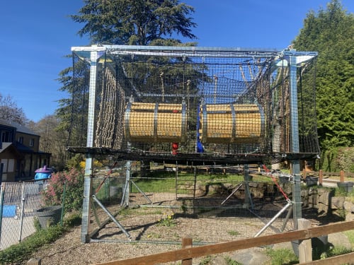 Structure extérieure surélevée avec réservoirs cylindriques jaunes à Le Relais de La Mirpe, villa de location à Bergerac avec jardin