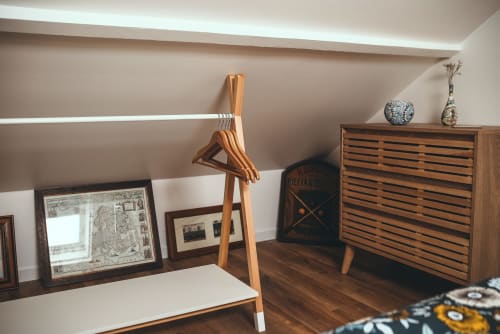Intérieur de cottage moderne à Art de Voyager, Étretat avec mobilier en bois, tableaux encadrés et décoration élégante