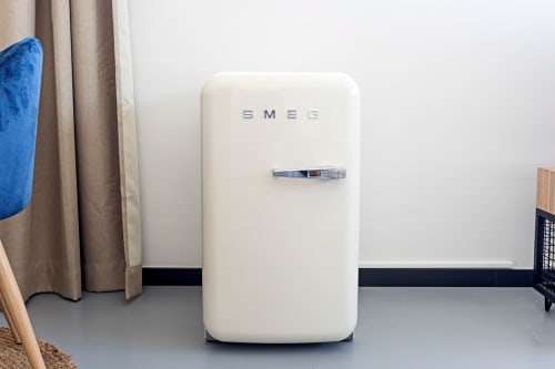 Mini refrigerador SMEG cor creme no quarto estúdio Standard do hotel Benefit Collection no Porto