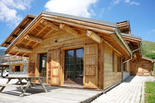 Wooden alpine cottage at Chalet La Louvière in La Toussuire with deck and mountain views