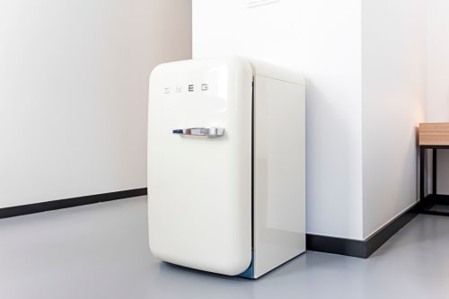 Refrigerador SMEG branco na kitchenette moderna do estúdio Benefit Collection em Porto