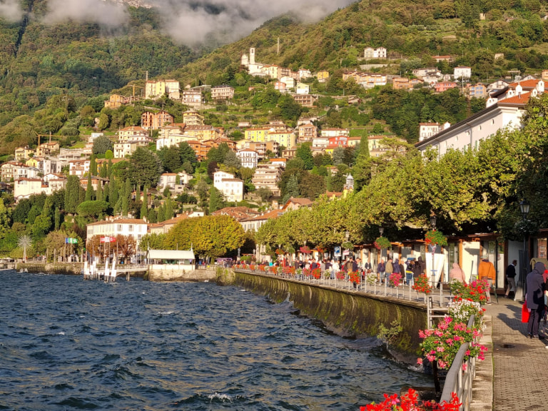 Bellano in autunno con i colori del foliage sul Lago di Como