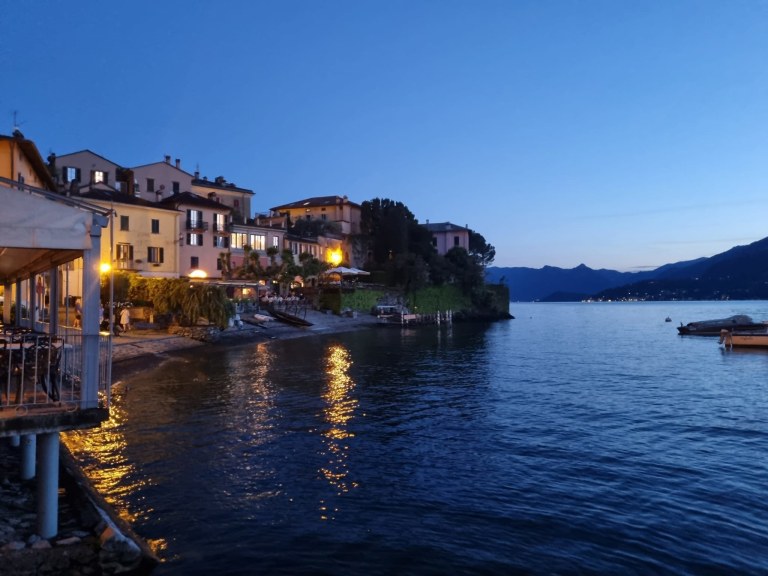 La romantica Passeggiata degli Innamorati illuminata di notte