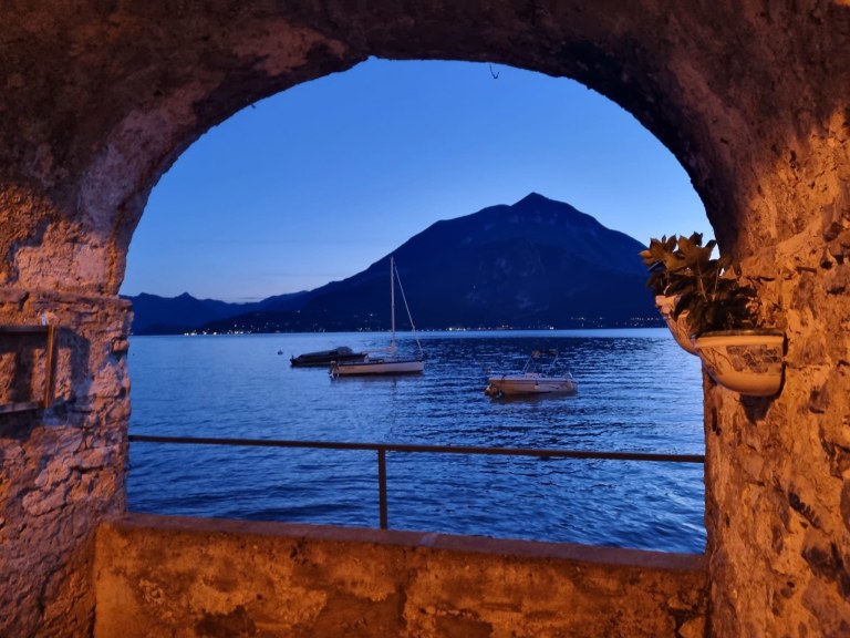I caratteristici vicoli di Varenna e scorci sul lago