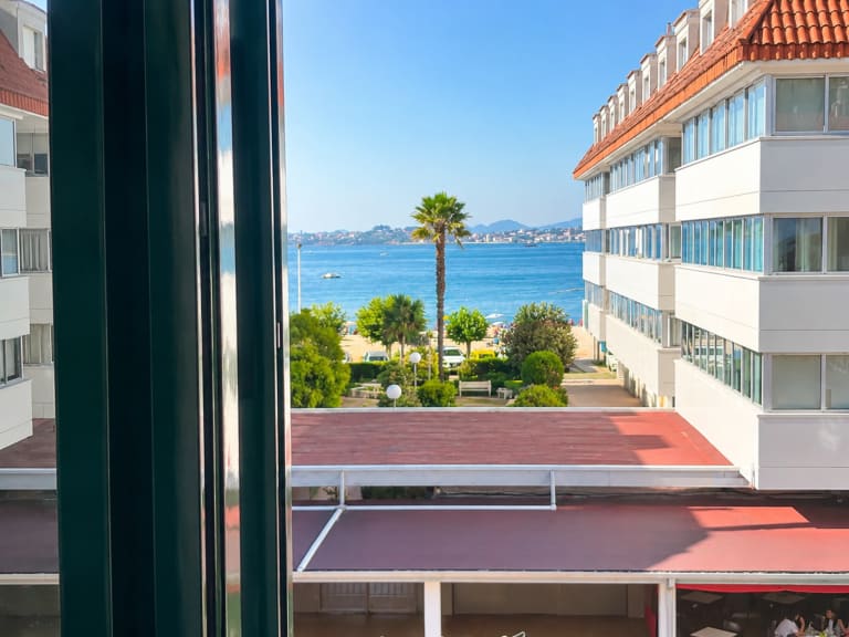 Holibai Ladeira · Apartamento con vistas al mar junto a la playa de A Ladeira en Baiona