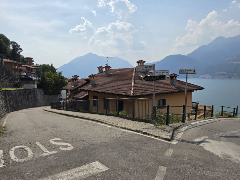 Primo bivio: girate a destra e scendete lungo la strada