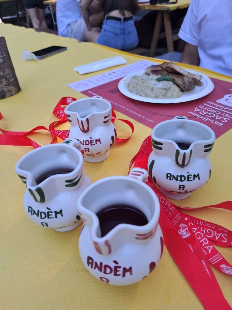 The small wine jug included with the Andèm a Cròt trail