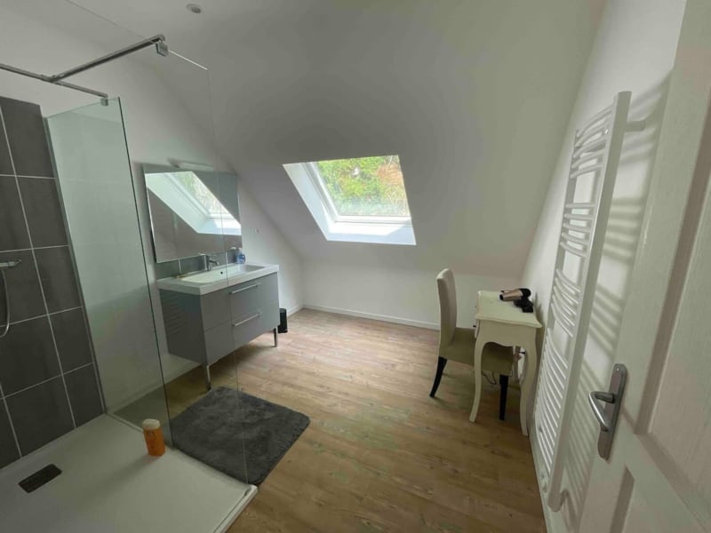 Salle de bain moderne avec suite attenante à la villa Le Bovary des Gites De Flaubert, dotée de puits de lumière, vanité et sèche-serviettes chauffant
