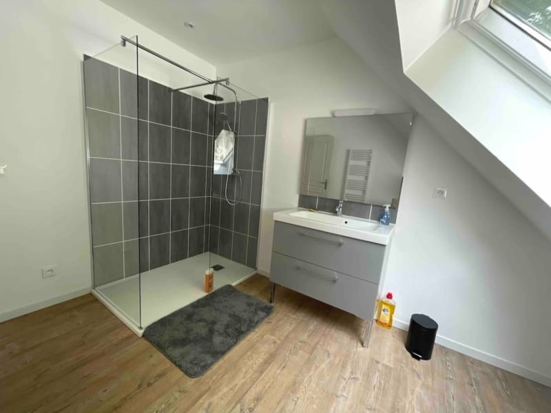 Salle de bain moderne à la villa Les Gites De Flaubert avec douche ouverte, murs carrelés foncés, vasque et sol en bois, Le