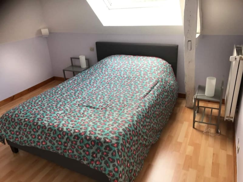 Chambre moderne de la villa Le Flaubert aux Gites De Flaubert avec literie patterned et lucarne mansardée