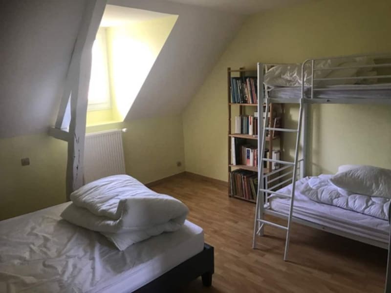 Chambre mansardée lumineuse aux Gites De Flaubert avec lit simple, lit superposé, bibliothèque, parquet et fenêtres de toit