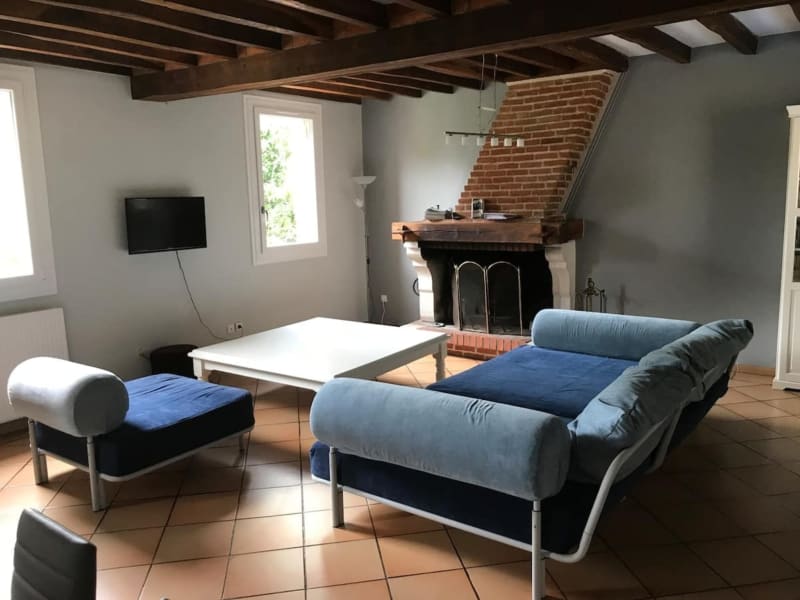 Grand salon de la villa aux Gîtes de Flaubert avec mobilier moderne, cheminée, TV et vue sur le jardin