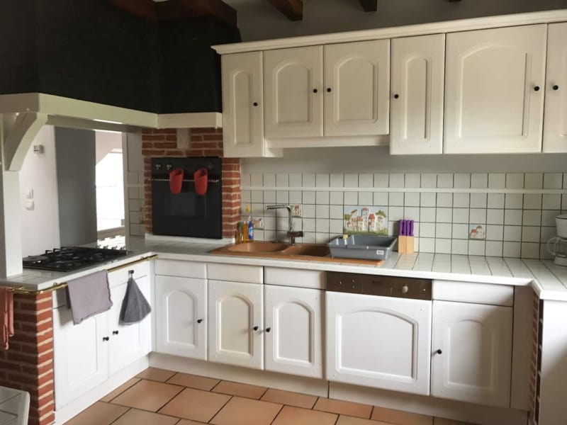 Cuisine lumineuse aux armoires blanches, crédence carrelée et four à bois aux Gites De Flaubert au Héron, France