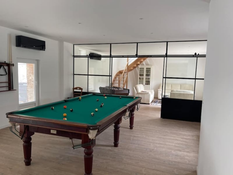 Salle de billard moderne avec table de jeu verte, cloisons vitrées et espace lounge aux Gîtes De Flaubert, Le Heron