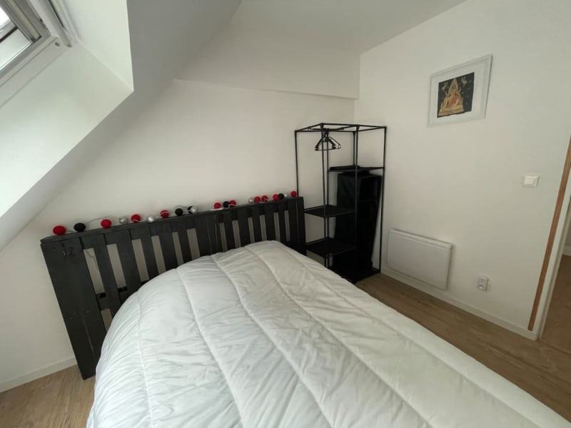 Chambre minimaliste aux Gîtes De Flaubert avec lit à structure noire, literie blanche et sphères décoratives rouges et noires