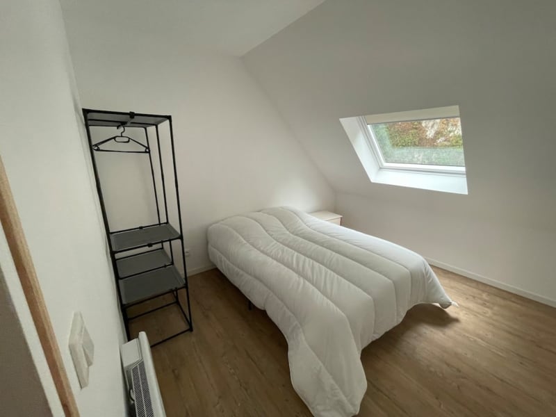 Chambre lumineuse sous les toits aux Gîtes de Flaubert avec velux, literie blanche et sol en bois