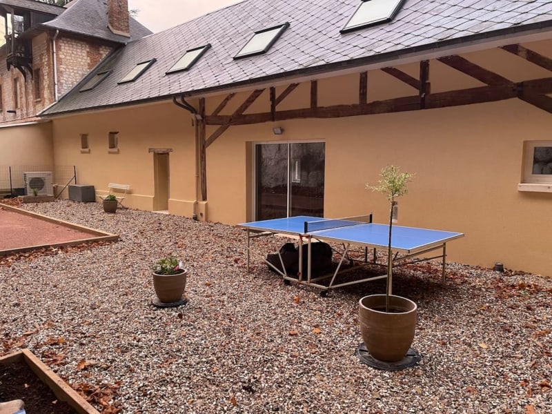Table de ping-pong bleue dans la cour des Gîtes De Flaubert, Le Héron, avec terrasse et patio en gravier