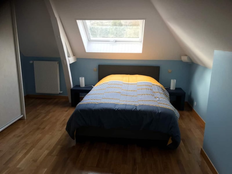 Chambre mansardée lumineuse aux Gîtes de Flaubert avec puits de lumière, murs bleus et lit confortable