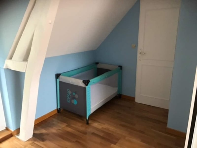 Chambre d'enfant aux Les Gites De Flaubert avec murs bleus, lit parapluie, parquet et plafond mansardé.