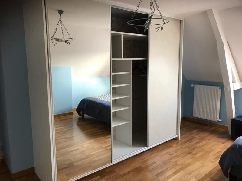 Chambre moderne avec armoire miroir et rangements aux Gîtes De Flaubert, Le Héron