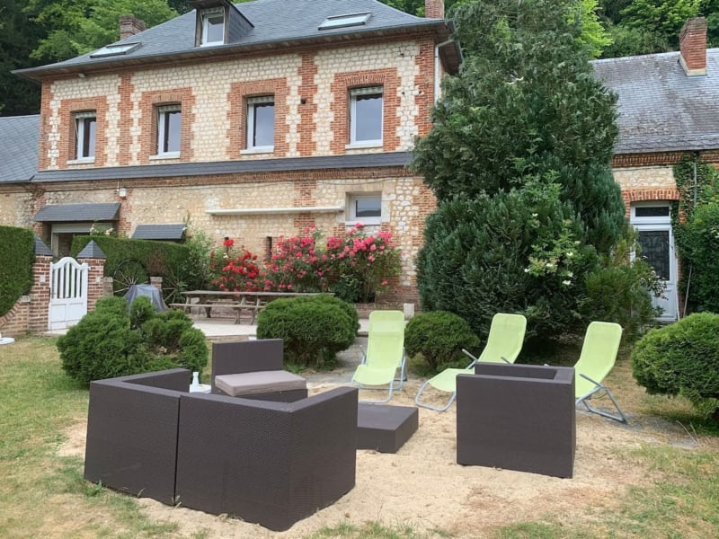 Espace de détente à Les Gites De Flaubert avec chaises longues, foyers et jardins luxuriants