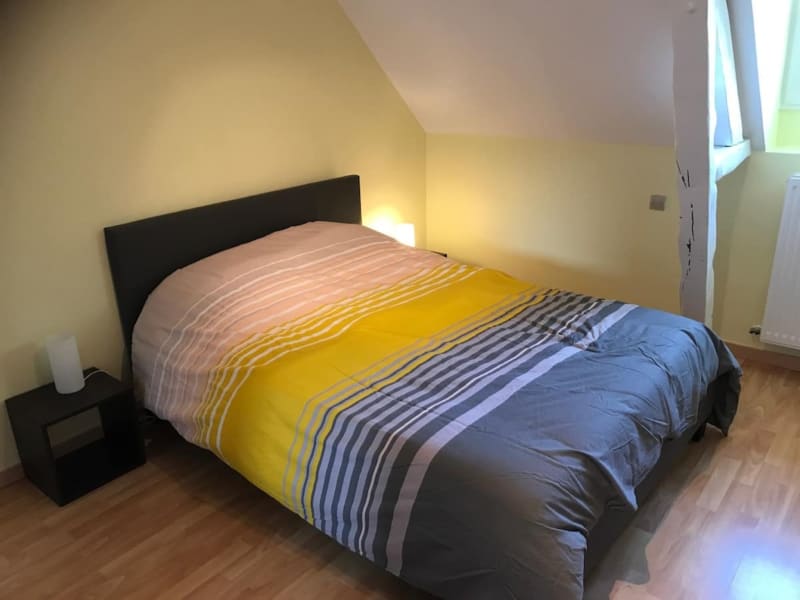 Chambre douillette sous les toits aux Gites De Flaubert : lit noir, linge de lit rayé coloré et murs jaunes