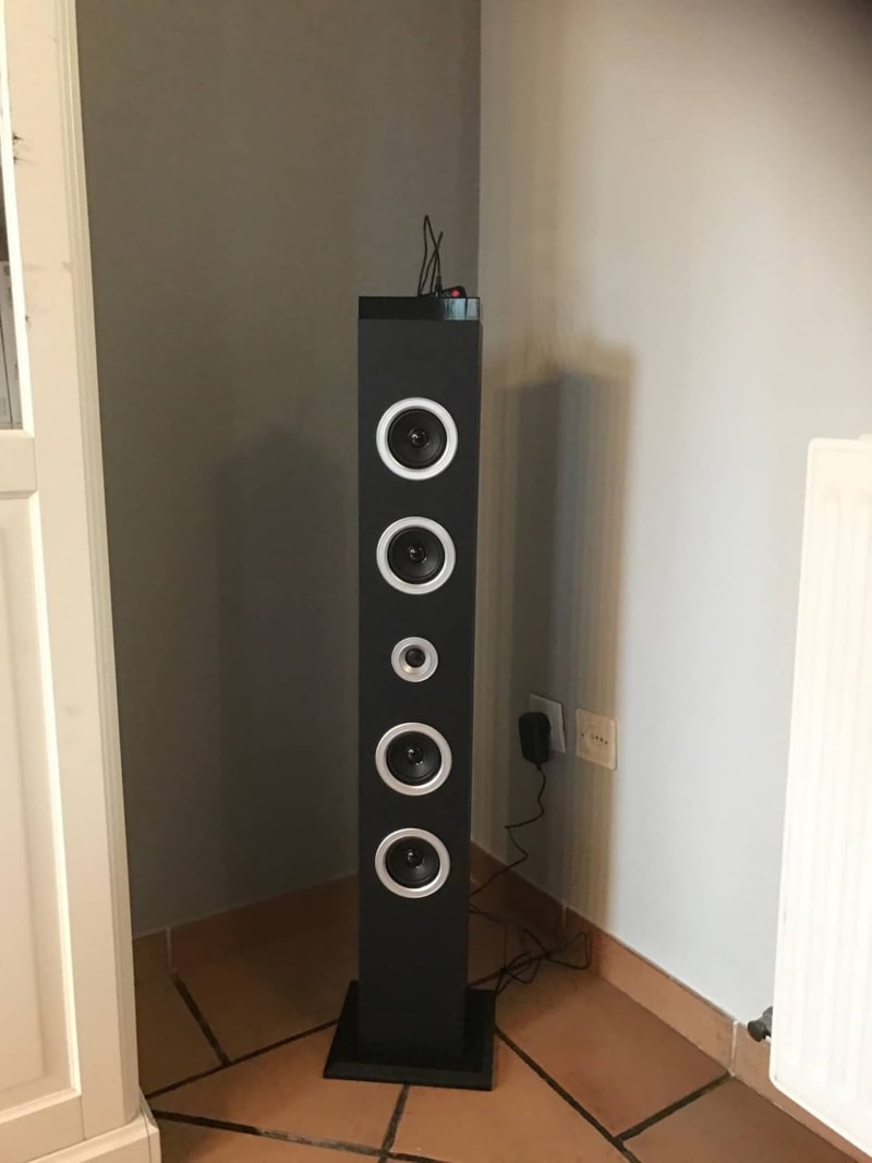 Enceinte tour noire avec plusieurs HP dans la chambre de l'hôtel Les Gîtes de Flaubert, Le Héron, France