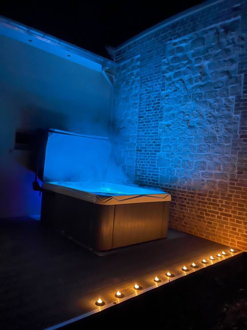 Jacuzzi intérieur illuminé avec éclairage LED bleu à la villa Le gîte d'Emma des Gites De Flaubert