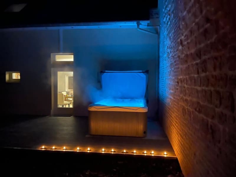 Espace spa moderne avec bain à remous luminescent bleu aux Gites De Flaubert, hôtel-boutique au Héron, France
