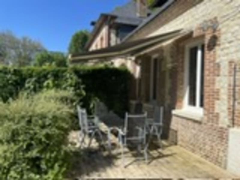 Villa en brique aux Gîtes de Flaubert avec vue sur jardin, terrasse aménagée et haies