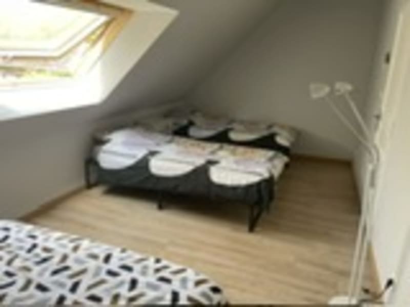 Chambre mansardée confortable à La Gîte de Gustave, villa des Gîtes De Flaubert : lit, parquet et lucarnes