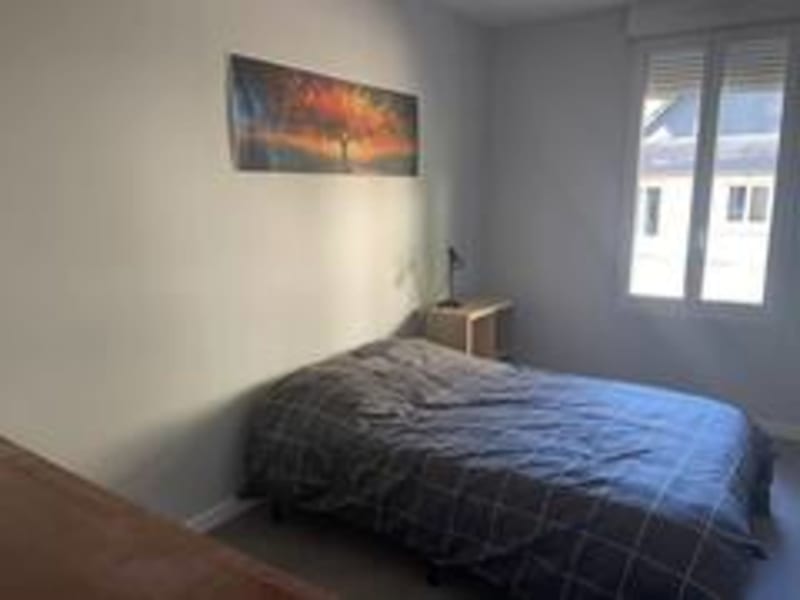 Chambre de la villa La charretterie aux Gites De Flaubert avec lit, TV murale et portes donnant sur le jardin