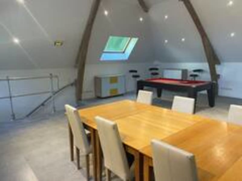 Salle de loisirs de villa moderne avec table à manger, billard et TV écran plat aux Gites De Flaubert au Héron