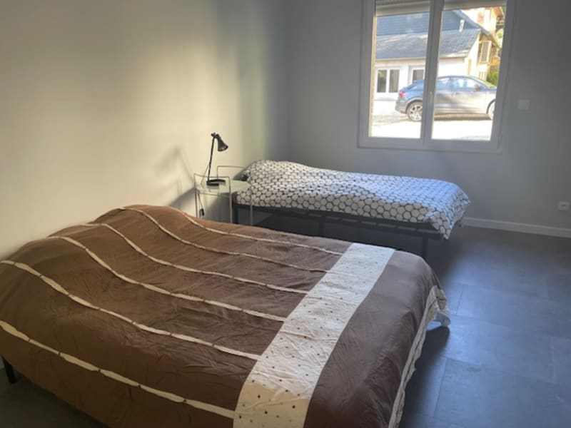 Chambre lumineuse avec deux lits aux Gîtes de Flaubert au Héron, avec fenêtres donnant sur la rue