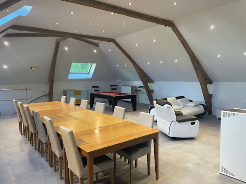 Salle de récréation moderne aux Gîtes de Flaubert avec table à manger, billard et coin détente