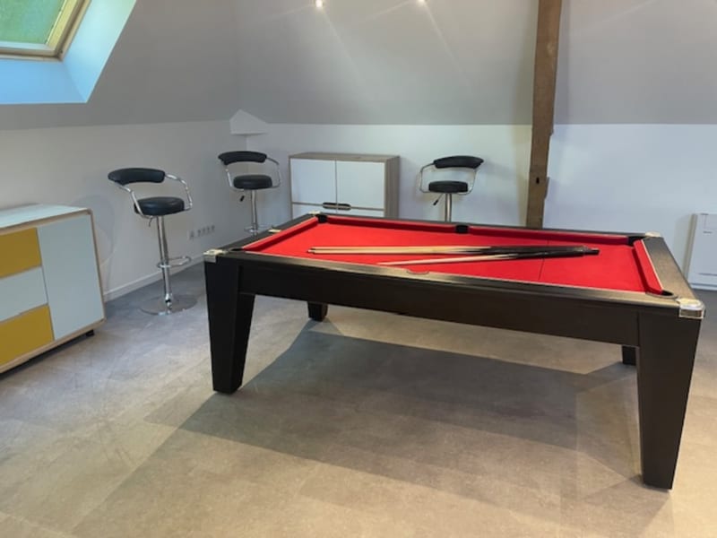 Salle de billard moderne aux Gîtes De Flaubert avec table de pool rouge, tabourets de bar et puits de lumière au Héron.