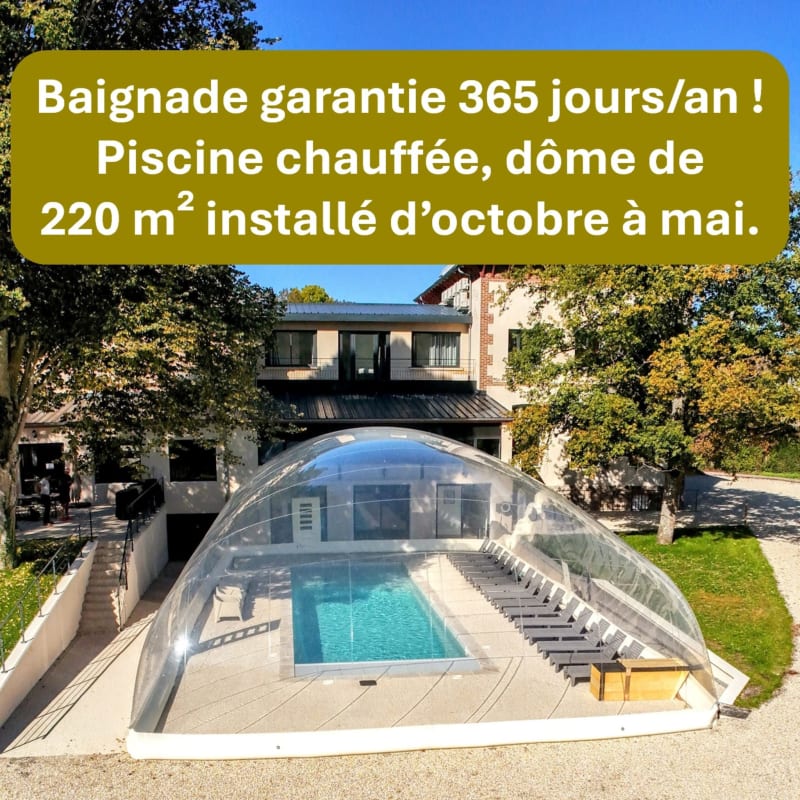 Piscine chauffée sous dôme de 220 m² installé d'octobre à mai
