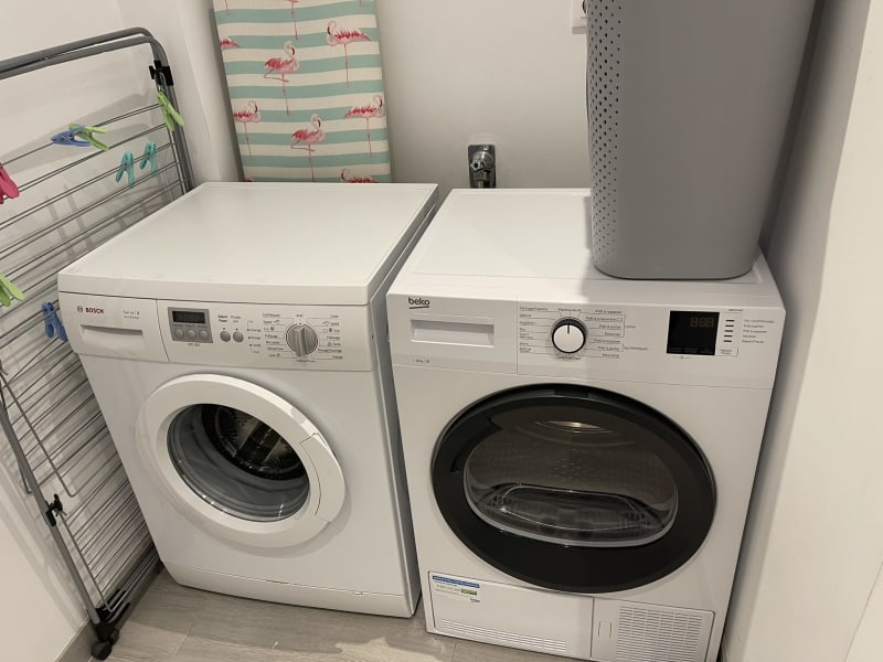 Machine à laver Bosch blanche et sèche-linge Beko dans la buanderie de la villa Les Gites De Flaubert